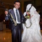 Casamento na Líbia: noivo com fuzis, noiva de burca