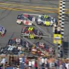 Chegada emocionante na NASCAR. 0.002 segundos de diferença