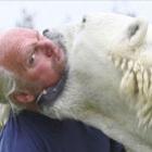 A linda amizade perigosa de um homem e seu urso polar