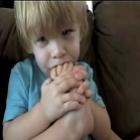 Bebê comendo cereal com os pés (Momento ohhh)