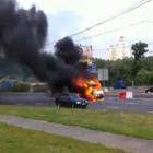 Carro pega fogo e explode no meio da rua!