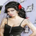 Amy Winehouse é cantora que mais vendeu albuns nesta década na Inglaterra