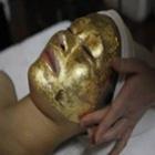Vietnamitas fazem tratamento com máscara facial de ouro