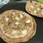 Surpreenda seus amigos com esta rápida e simples receita de pizza de pão árabe