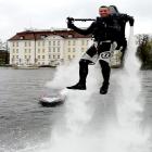 Piloto faz demonstração de foguete à base d’água na Alemanha