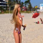 Sem photoshop, Aryane Steinkopf mostra suas curvas em dia de praia