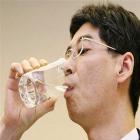 Secretário do governo japonês bebe água de Fukushima por pressão de jornalistas