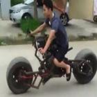  Vietnamita produz motocicleta inspirada em Batman