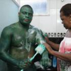 Brasileiro se pinta de verde para representar o Hulk e depois não consegue volta