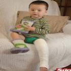Menino de dois anos escapa de perder a perna por estar usando as botas preferida