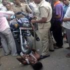 Policial põe moto sobre peito de vendedor após recusa de propina