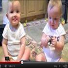 Bebés gémeos imitando os espirros do pai