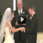 Noiva cai na gargalhada durante votos do casamento