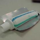 Por que as listras da pasta de dente não se misturam dentro do tubo?