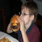 Menino de dez anos faz sucesso nos EUA como crítico de restaurante