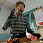 Chinês que perdeu as mãos numa explosão cria os próprios braços mecânicos