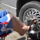 Motorista sem braços troca pneu e faz manutenção do carro sozinho