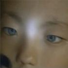 Garoto chinês nasce com olhos capazes de ver no escuro
