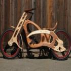 Artesãos criam bicicleta de madeira reutilizada