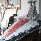 Star Wars em: um Star Destroyer gigante todo feito de peças Lego