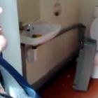 Veja como é feita a limpeza do banheiro de um Trailer...ecaaa!!!