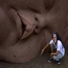 Artísta esculpe cabeça gigante da própria filha em rua 