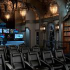 Incrível sala de cinema customizada de Batcaverna para bilionários