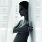 Alessandra Ambrósio mostra sua barriga de grávida em campanha publicitária