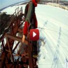 Vídeo flagra homem caindo de uma altura de 120 metros na Rússia