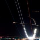 Incriveis imagens que registram a decolagem dos avioes a noite