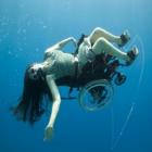 Cadeira de rodas subaquática é o melhor lugar da casa!!!