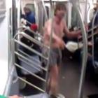 Cara surta no metrô e resolve ficar peladão! 