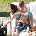 Justin Bieber e Selena Gomez tomam banho de sol no México