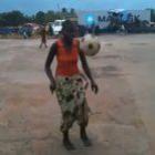 Menina da Tanzânia a mostrar habilidades de um grande futebol