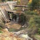 Implosão de uma barragem em rio norte americano oferece um show espetacular
