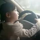Criança de quatro anos dirige carro na China