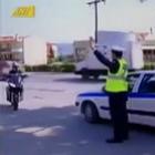 Veja o que acontece quando o guarda pede ao motoqueiro para parar