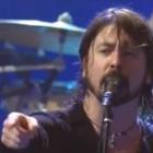 Incrível cena do Dave Grohl, do Foo Fighters, expulsando fã de show