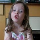 Uma menina de 4 anos cantando Adele, tem coisa mais fofa? 