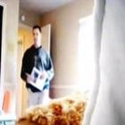  Jovem usa câmera escondida para vigiar irmãs e flagra ladrão em seu quarto