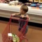 Bebê faz compras como gente grande