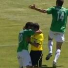 Jogador comemora gol abraçando o árbitro.