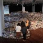 Brasileiros dão show em Londres com labirinto feito de livros