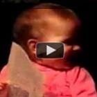 Vocês já viram um bebê lendo jornal?
