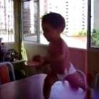 Veja o bebê dançando o Kuduro