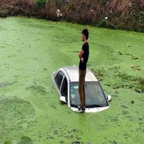 Quando o carro fica preso em uma lagoa 