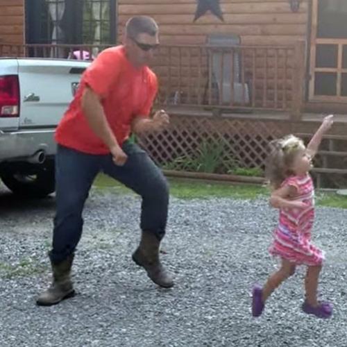 Pai ‘dança’ com a filha ao chegar do trabalho e vira sucesso no YouTub