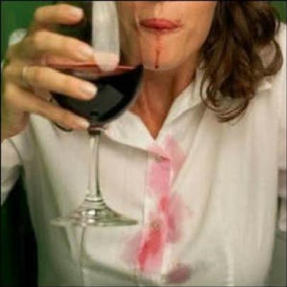 Como tirar mancha de vinho tinto da roupa