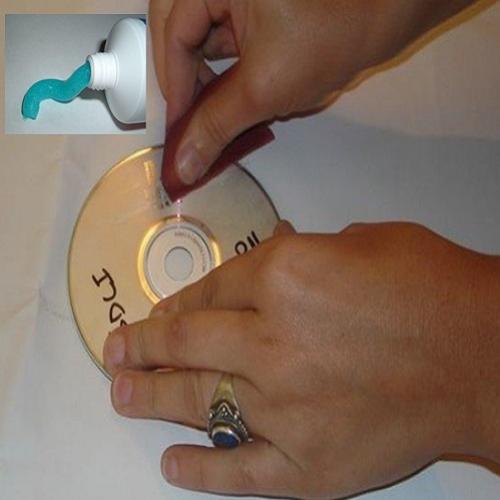 Aprendendo a remover arranhões do DVD com pasta de dente