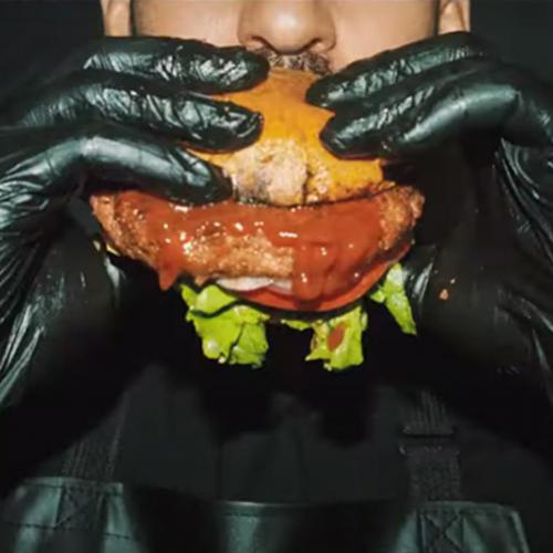 Hambúrguer tenebroso feito de carne humana
